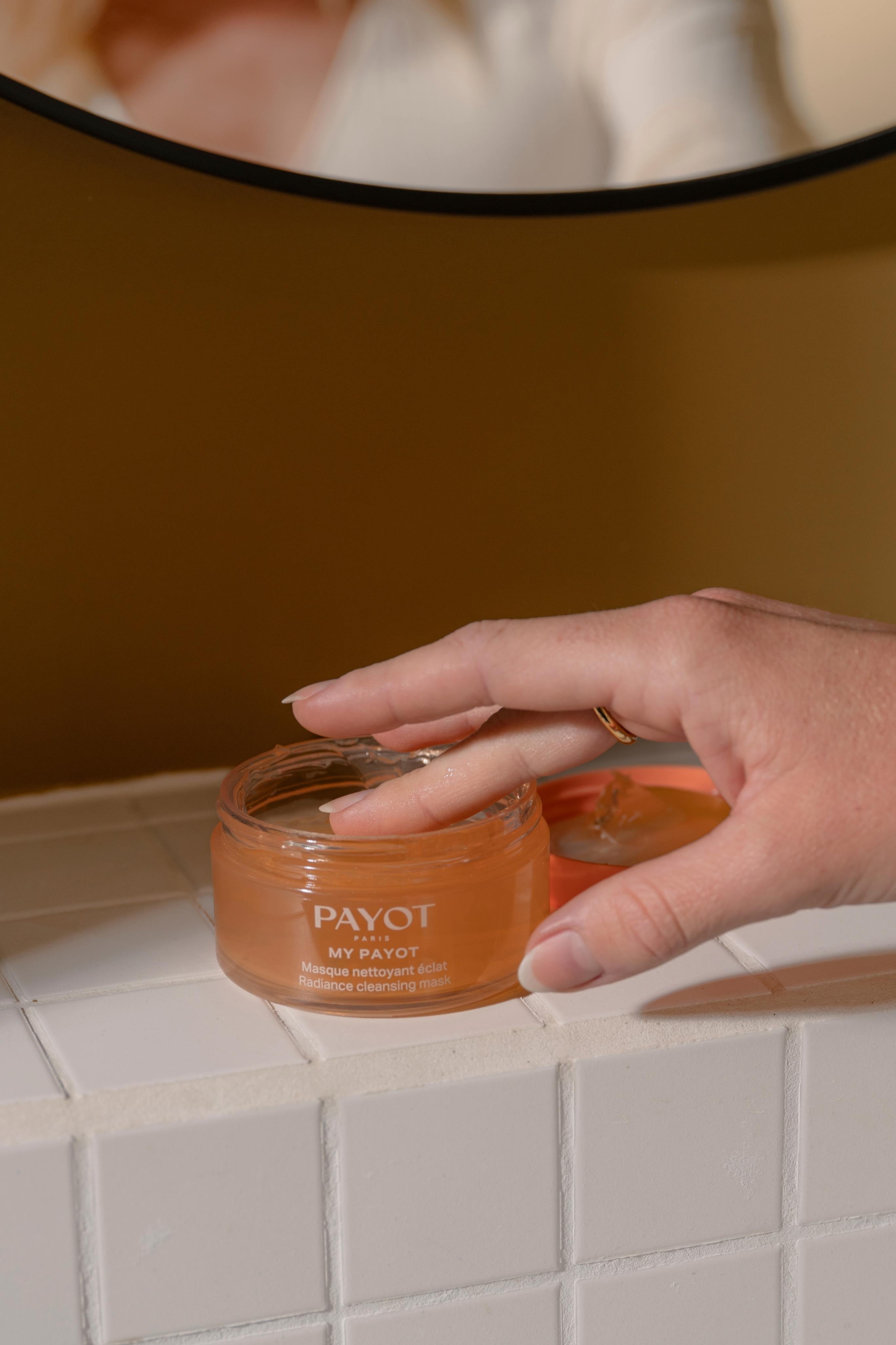 Pourquoi et comment intégrer les AHA et les BHA dans sa routine beauté ?