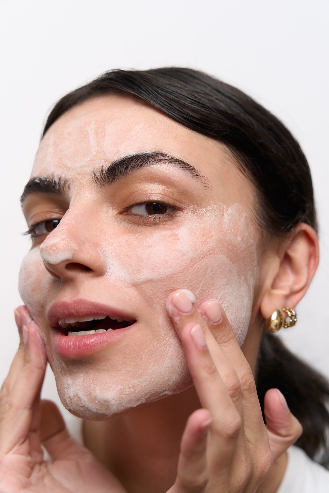 Les étapes essentielles d'une routine visage pour une peau radieuse