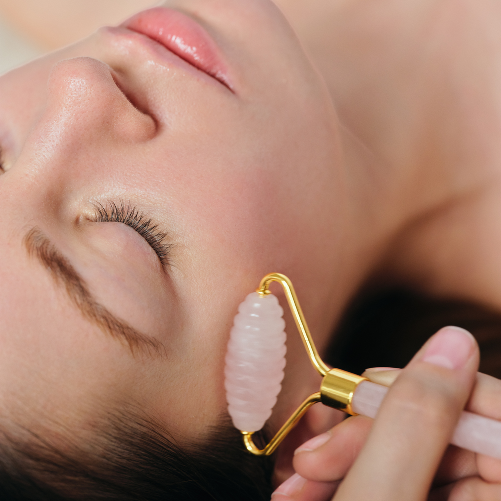 Le soin sculptant visage quartz roller